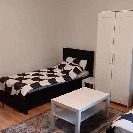 Crew Quartier Serviced 3 Schlafzimmer Mit Kueche Und Bad In Leipzig Apartment